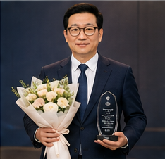 우수 설계사 상을 수상한 모습