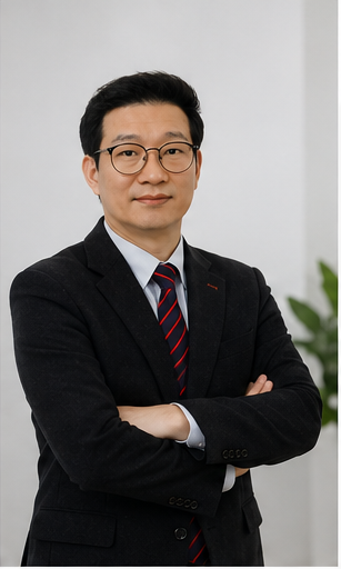 정장 차림의 보험 전문가 김보험 프로필